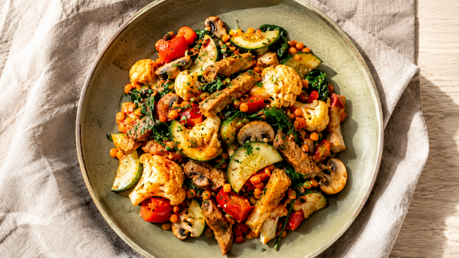 Orientalische Seitan-Blumenkohl-Pfanne mit Linsen, Zucchini und Spinat