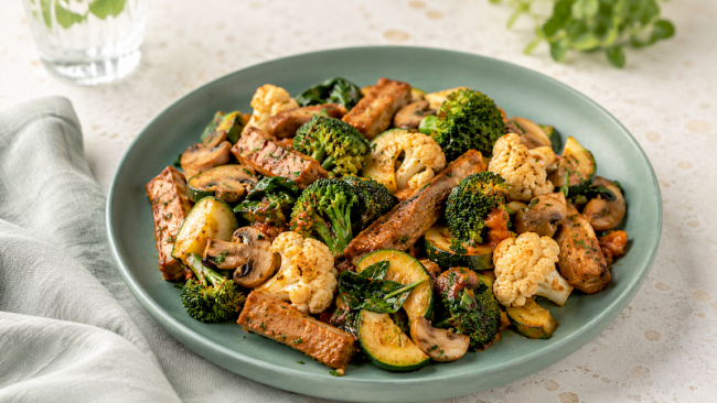 Proteinreiche Seitan-Gemüse-Pfanne mit Brokkoli, Blumenkohl und Spinat