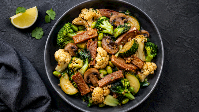 Grüne Power-Pfanne mit Seitan, Edamame, Blumenkohl und Pak Choi