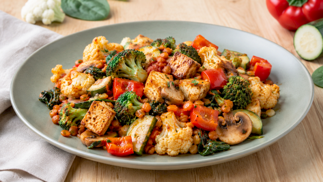 Herzhafte Tofu-Linsen-Gemüsepfanne mit Blumenkohl, Paprika und Spinat