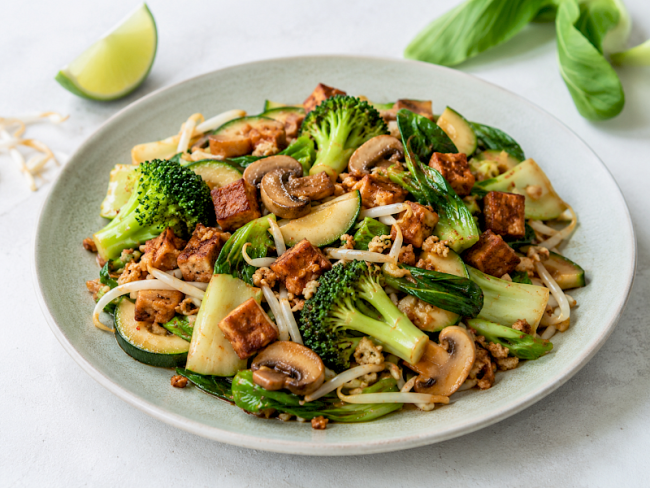 Knackige Räuchertofu-Soja-Gemüsepfanne mit Brokkoli, Pak Choi und Sprossen