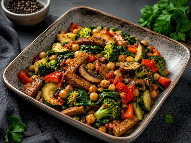 Cremige Seitan-Kichererbsen-Gemüsepfanne mit Brokkoli, Zucchini und Spinat