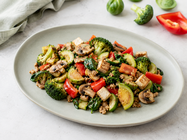 Proteinreiche Tofu-Soja-Pfanne mit Rosenkohl, Brokkoli und Paprika