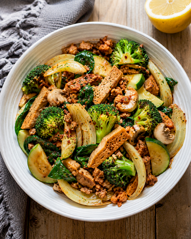 Würzige Soja-Seitan-Gemüsepfanne mit Fenchel, Brokkoli und Spinat