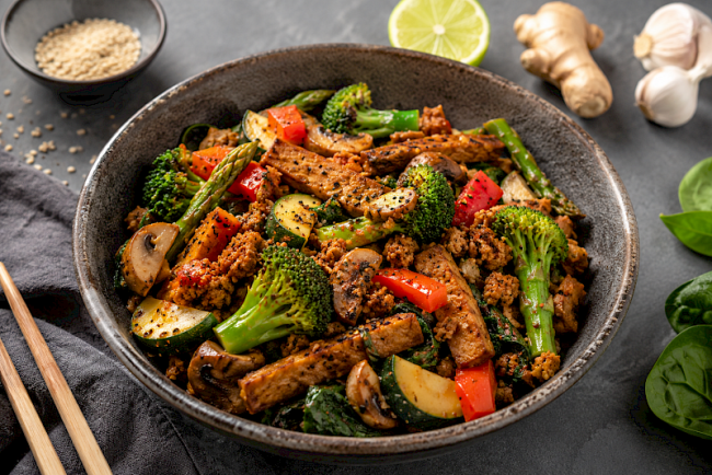 Miso-Seitan-Soja-Gemüsepfanne mit Brokkoli, Spargel und Spinat
