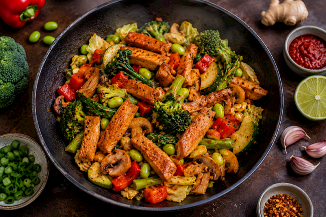 Pikante Seitan-Edamame-Gemüsepfanne mit Brokkoli, Paprika und Chinakohl