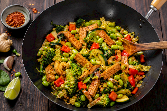 Herzhafte Seitan-Bohnen-Gemüsepfanne mit Brokkoli, Wirsing und Champignons