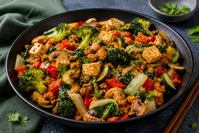 Proteinreiche Tofu-Soja-Gemüsepfanne mit Brokkoli, Pak Choi und Paprika