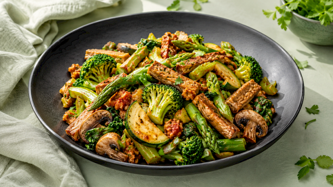 Frische Seitan-Soja-Gemüsepfanne mit Brokkoli, Spargel und Stangensellerie