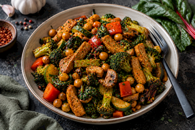 Proteinreiche Seitan-Kichererbsen-Gemüsepfanne mit Brokkoli, Mangold und Paprika