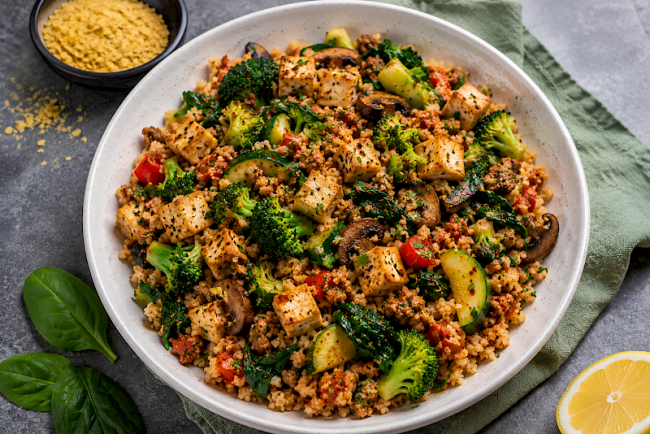 Proteinreiche Soja-Tofu-Gemüsepfanne mit Blumenkohlreis, Brokkoli und Spinat