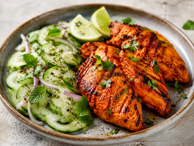 25. Kokos-Tandoori-Hähnchen mit Gurken-Minz-Salat