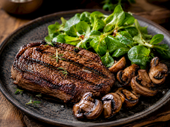 34. Steak & Pilze vom Grill mit Feldsalat