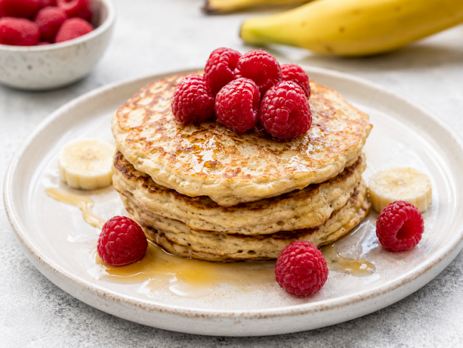 35. Paleo-Bananen-Pfannkuchen mit Himbeeren