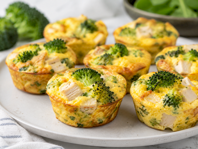 42. Eiermuffins mit Brokkoli & Putenwürfeln