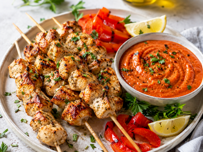 49. Hähnchen-Mini-Spieße mit geröstetem Paprika-Dip