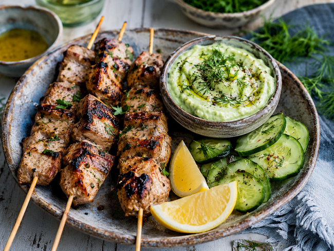 54. Schweine-Souvlaki mit Avocado-Gurken-Creme