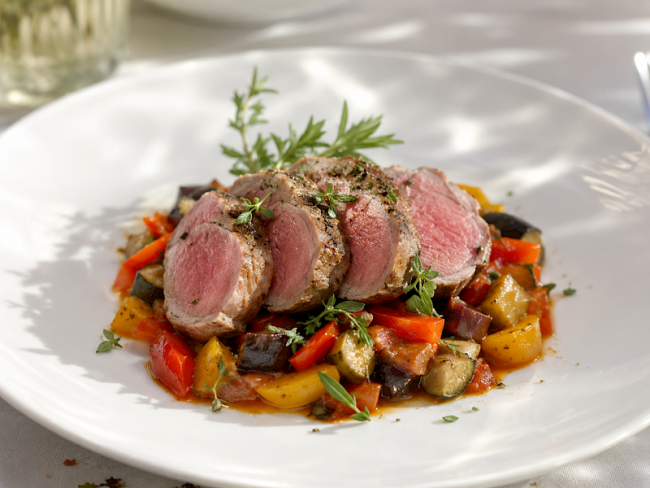 63. Lammfilet auf buntem Ratatouille
