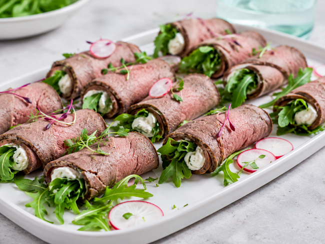 64. Roastbeef-Röllchen mit Rucola & Meerrettich