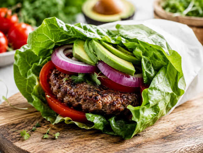 65. Burger-Patty im Salatmantel mit Avocado