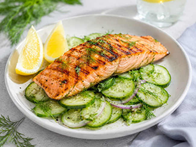 74. Gegrillter Lachs auf Gurken-Dill-Salat