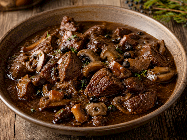 77. Rehragout mit Pilzen & Wacholder