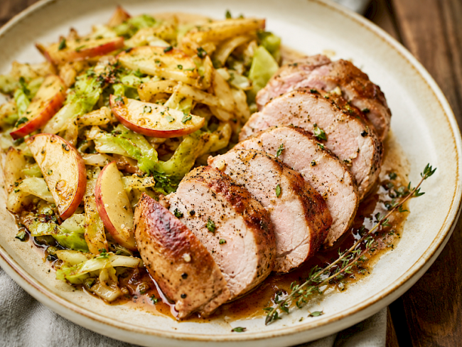 81. Schweinelende mit Apfel-Spitzkohl