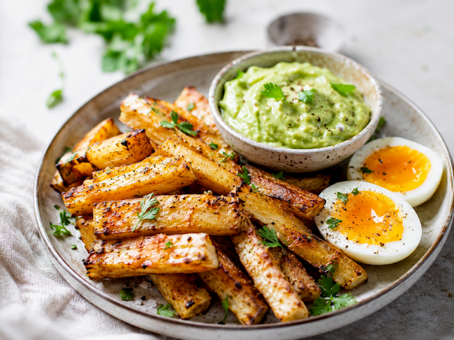 84. Kohlrabi-Pommes mit Avocado-Dip & Ei