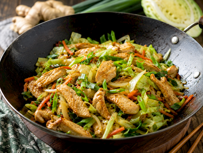 87. Hähnchen-Kohl-Wok mit Ingwer