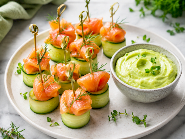 99. Räucherlachs-Gurken-Spieße mit Avocado-Dip