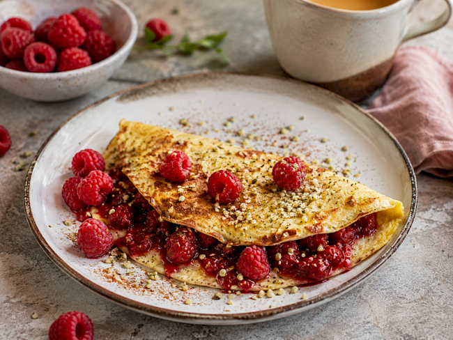 102. Süßes Hanf-Omelett mit warmen Himbeeren
