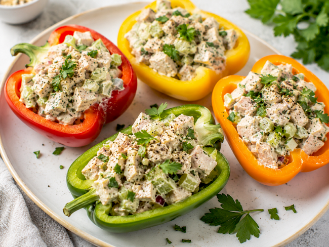 114. Paprika-Schiffchen mit Hähnchensalat