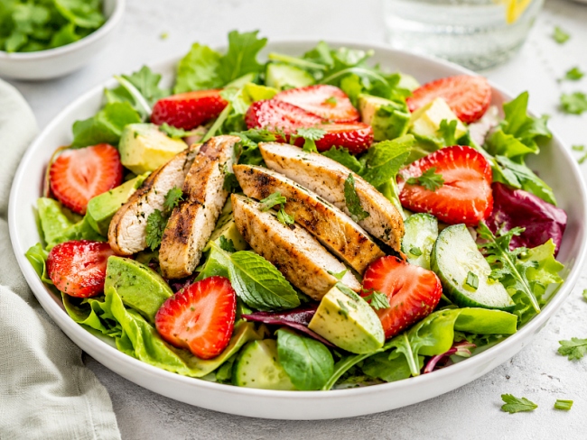 118. Sommersalat mit Hähnchen & Erdbeeren