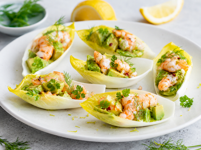125. Chicorée-Schiffchen mit Garnelen & Avocado