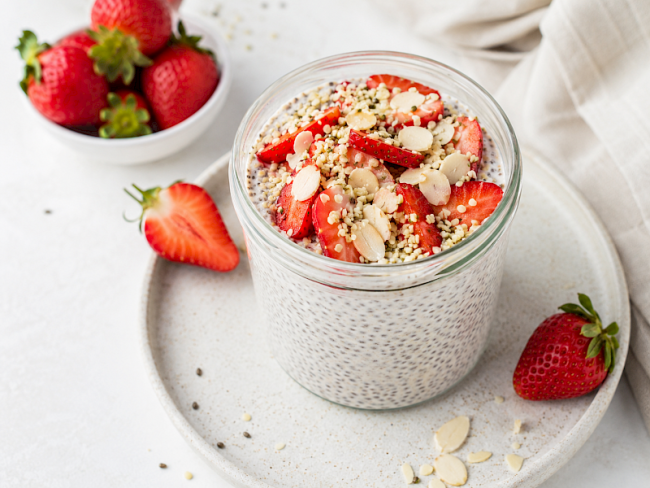135. Erdbeer-Chia-Pudding mit Hanf & Mandeln
