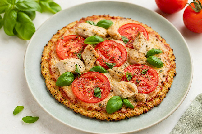 151. Blumenkohl-Pizza mit Hähnchen & Tomaten