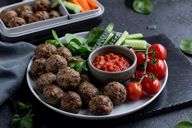 159. Kalte Mini-Hackbällchen mit Tomaten-Dip