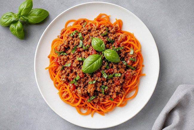 177. Möhren-Nudeln mit Putenhack-Bolognese