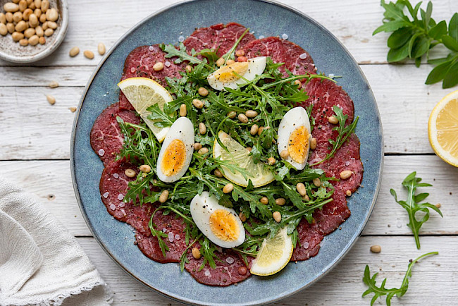 179. Rinder-Carpaccio mit Rucola & Ei