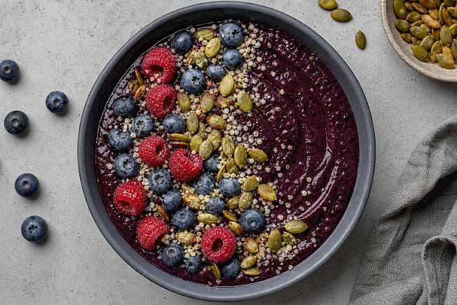 185. Heidelbeer-Hanf-Smoothie-Bowl mit Kürbiskern-Crunch