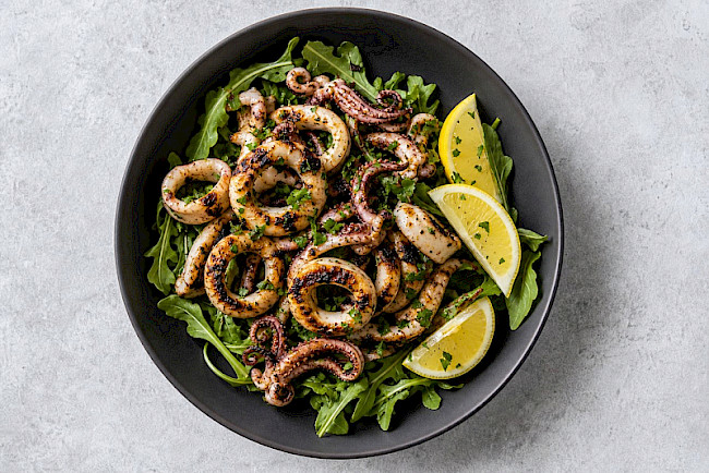 197. Gegrillte Calamari mit Zitronen-Rucola