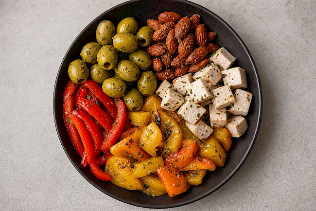 209. Tapas-Teller: Oliven, Mandeln & Putenwürfel