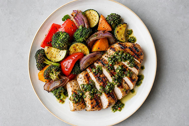 213. Putensteak mit Grillgemüse & Chimichurri