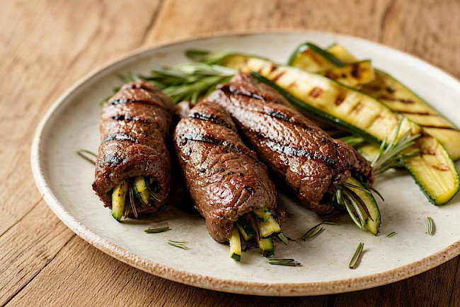 216. Gegrillte Rinderröllchen mit Zucchinifüllung