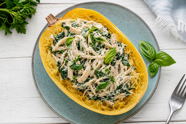 227. Gefüllter Spaghettikürbis mit Hähnchen & Spinat