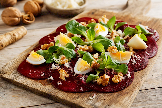 234. Rote-Bete-Carpaccio mit Walnüssen & Ei