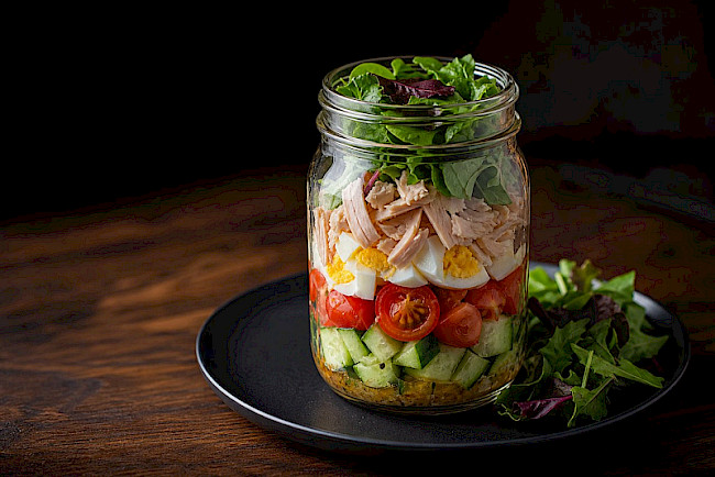 238. Schichtsalat im Glas mit Ei & Pute