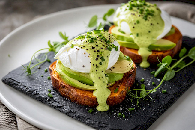 243. Eggs Benedict paleo auf Süßkartoffel-Talern
