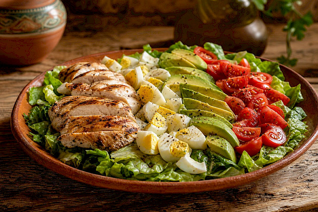 248. Cobb-Salat paleo mit Hähnchen, Ei & Avocado