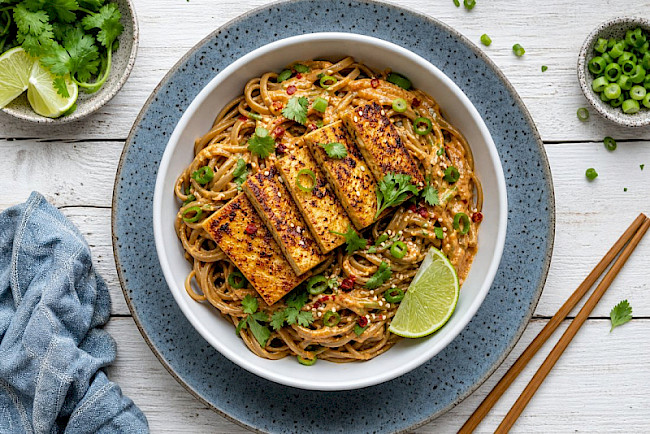 Erdnuss-Tofu-Nudeln (Satay-Style)